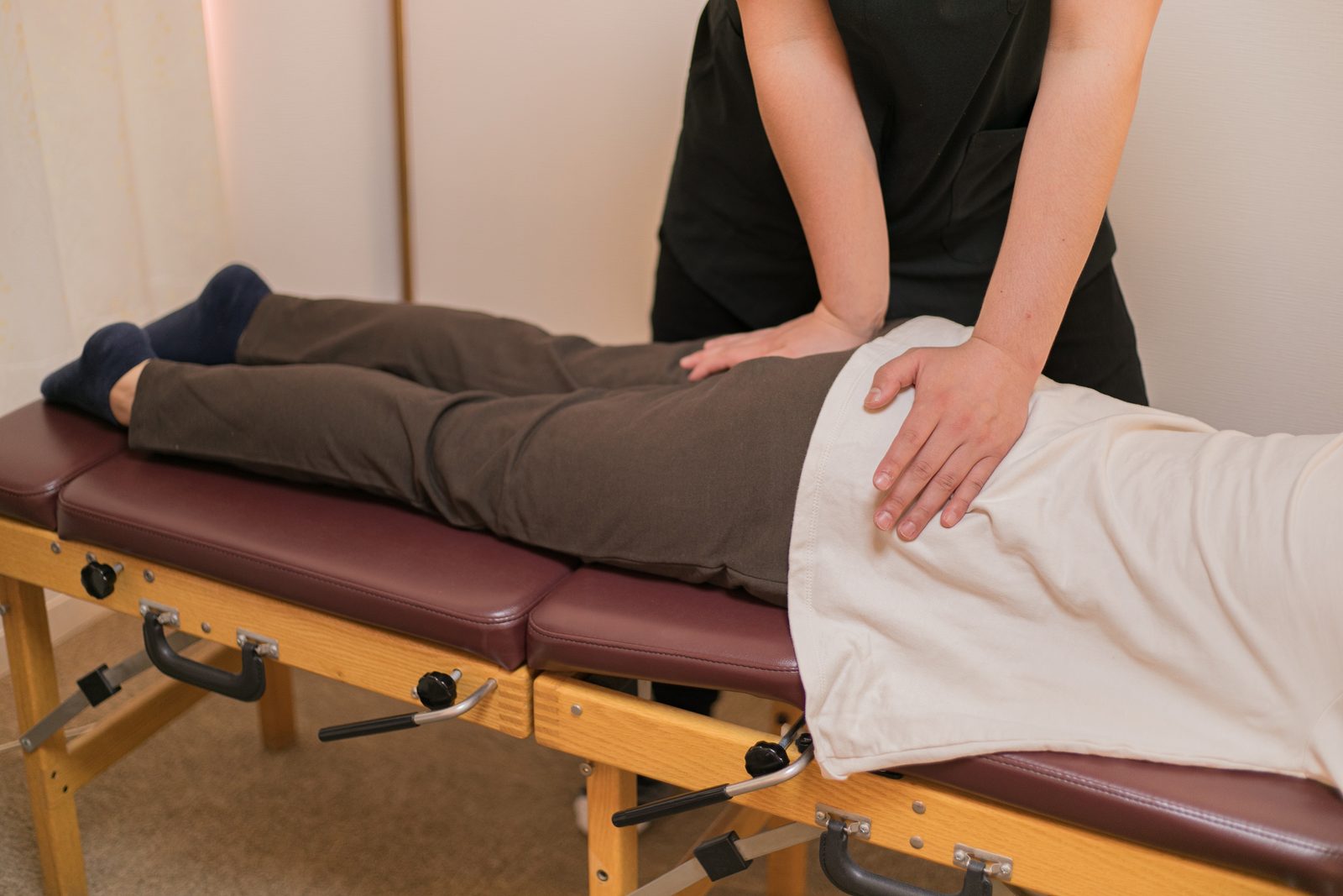 東中野駅近くの骨盤矯正で腰痛改善-ハンズ接骨院 東中野院