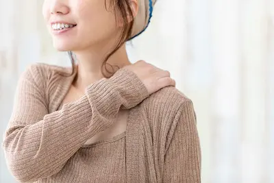 軽く肩を揉んでいる様子