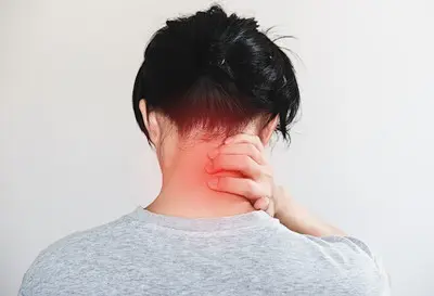 首を痛めている写真