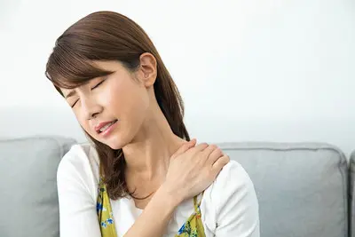 肩を痛めている様子