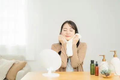 首筋を温めている様子