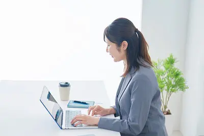 姿勢を正している様子