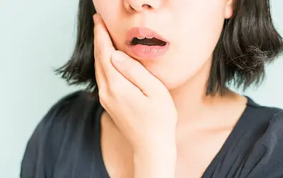 顎が痛い様子