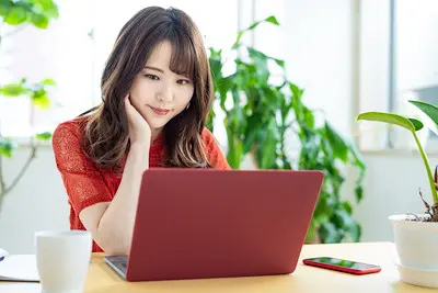 頬杖の様子