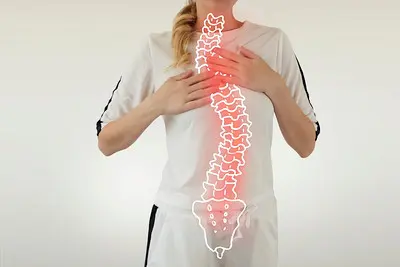 背骨がゆがんでいる様子
